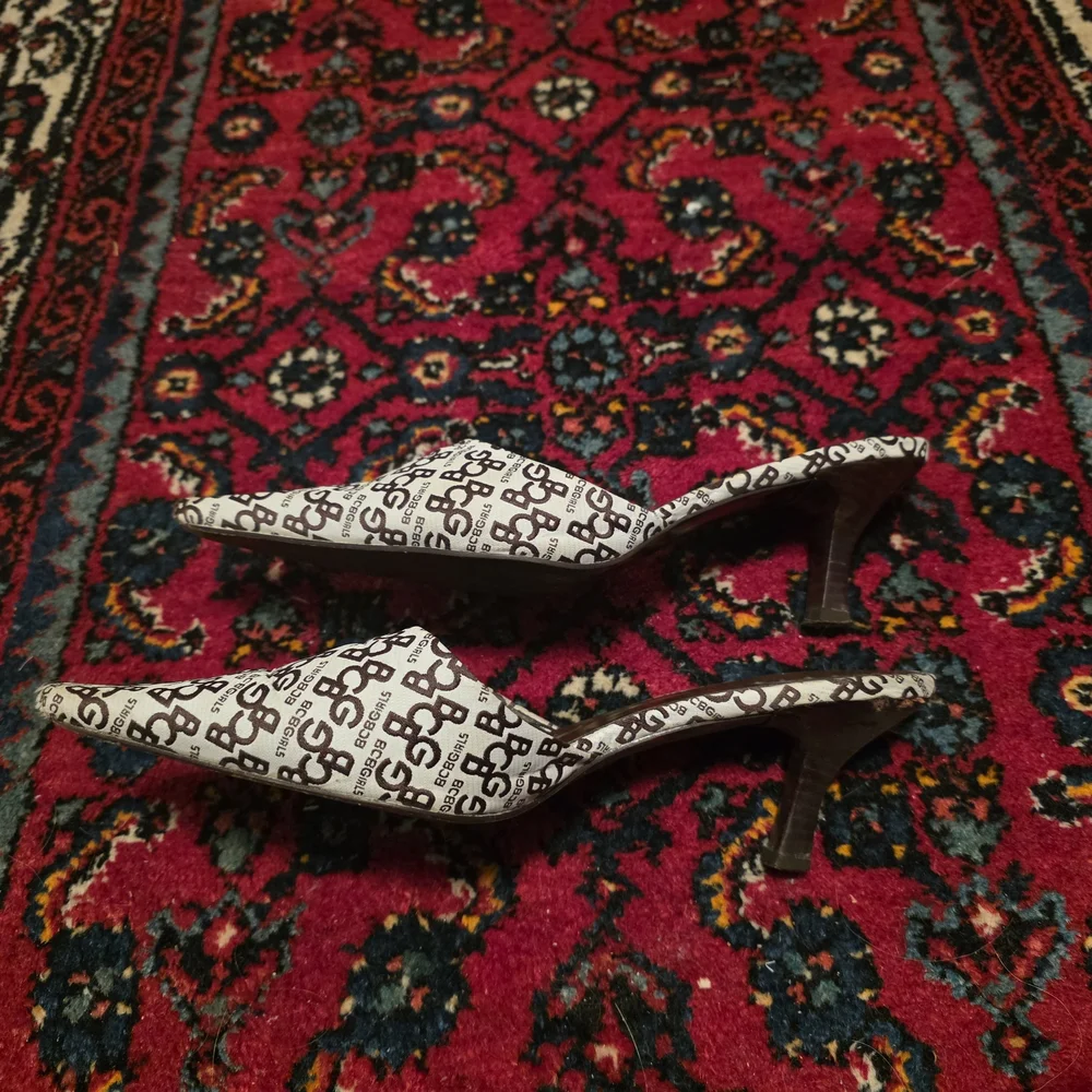 BCBG Monogram Brown And White Kitten Heels - Picture 2 of 4